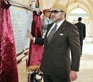 أمير المؤمنين جلالة الملك محمد السادس يرفع الستار عن اللوحة التذكارية بتدشين مسجد الحسن الثاني بالسعيدية يوم 24 يونيو 2013